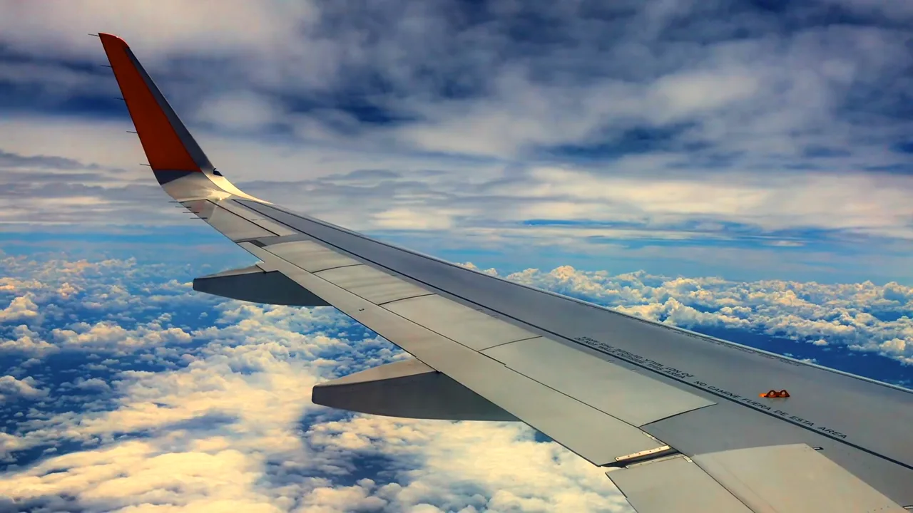 Vista da asa de um avião sobre as nuvens